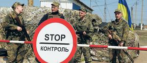 Kein Osterfrieden. Ukrainische Soldaten warten an einem Checkpoint unweit von Mariupol. Noch immer wird im Donbass geschossen. 