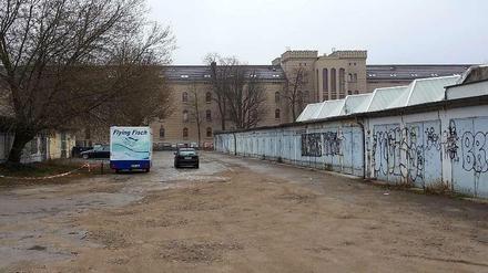Hinter dem Kreuzberger Finanzamt mit ihrer Trutzburg-Architektur stehen Garagen, aber auch denkmalgeschützte ehemalige Pferdeställe. 