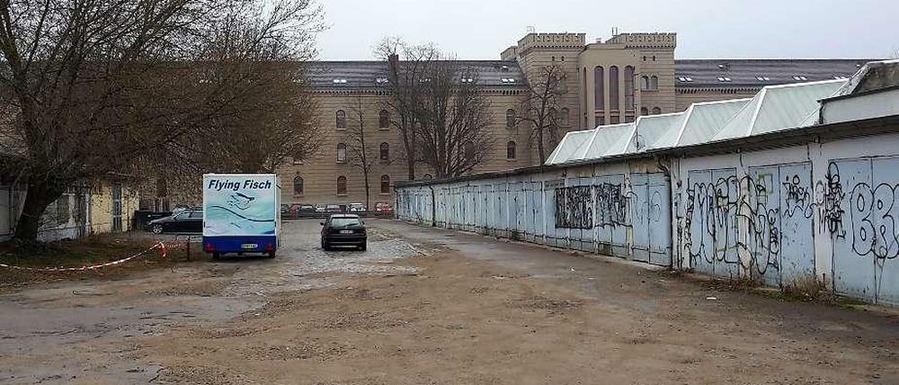 Hinter dem Kreuzberger Finanzamt mit ihrer Trutzburg-Architektur stehen Garagen, aber auch denkmalgeschützte ehemalige Pferdeställe. 
