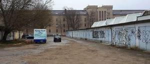 Hinter dem Kreuzberger Finanzamt mit ihrer Trutzburg-Architektur stehen Garagen, aber auch denkmalgeschützte ehemalige Pferdeställe. 