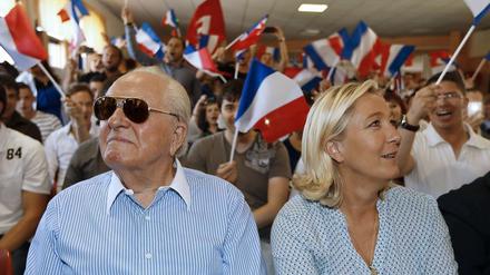 Lange schon ist das Verhältnis zwischen Vater Jean-Marie Le Pen und seiner Tochter Marine belastet - zuletzt hatte sie ihm die Unterstützung seiner Kandidatur für die Regionalwahlen in Frankreich verweigert. 
