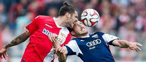 Kopf an Kopf: Beim Spiel zwischen dem 1. FC Union und dem FC Ingolstadt können beide Vereine ihren Vorsprung nicht bis zum Schlusspfiff verteidigen.