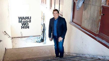 Warum und wohin? Schulleiter Klaus Schäfer vor Baubeginn auf der Treppe in der Luise-Henriette-Schule in Tempelhof. 