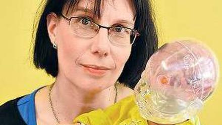 Wiebke Siska demonstriert die Folgen des Schüttelns an einer Puppe.