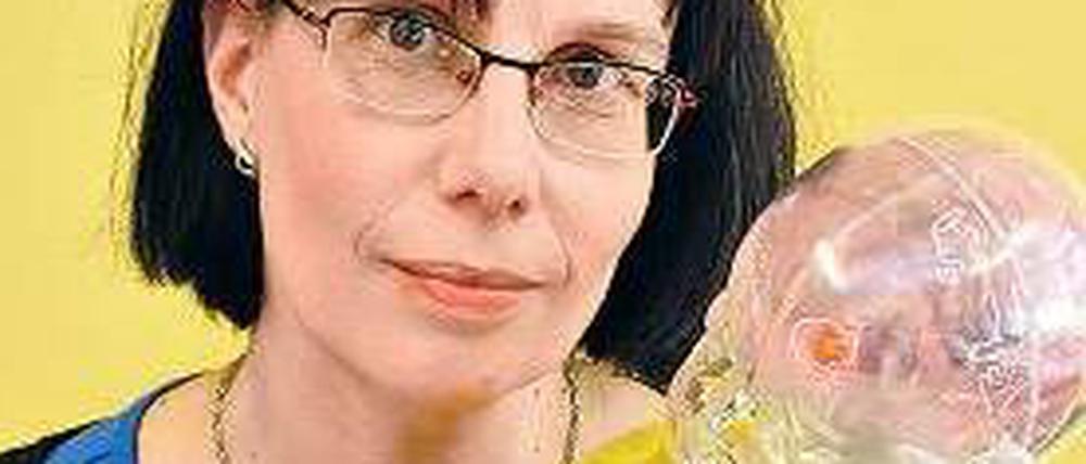 Wiebke Siska demonstriert die Folgen des Schüttelns an einer Puppe.