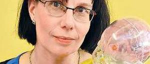 Wiebke Siska demonstriert die Folgen des Schüttelns an einer Puppe.