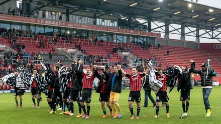 Auf dem Weg nach oben. Die Fußballer des FC Ingolstadt haben sich innerhalb weniger Jahre aus der Vierten Liga zum Spitzenreiter der Zweiten Liga hochgearbeitet.