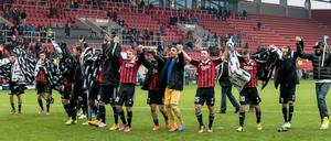 Auf dem Weg nach oben. Die Fußballer des FC Ingolstadt haben sich innerhalb weniger Jahre aus der Vierten Liga zum Spitzenreiter der Zweiten Liga hochgearbeitet.