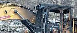 Abgebrannt und ausgelaufen. Mehr als zwei Wochen lang tropfte es aus diesem Bagger in die Erde. 