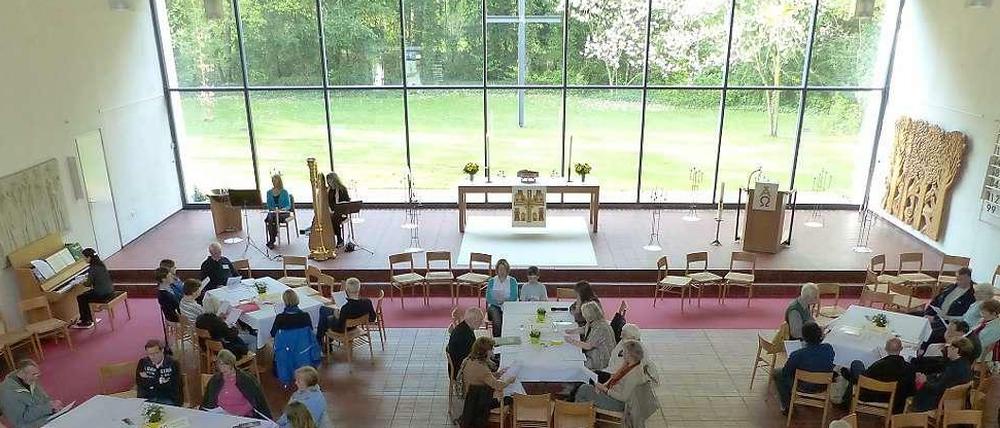 Andacht und Erinnerung: Die Sitzordnung während des Gottesdienstes war einmal ganz anders als sonst.