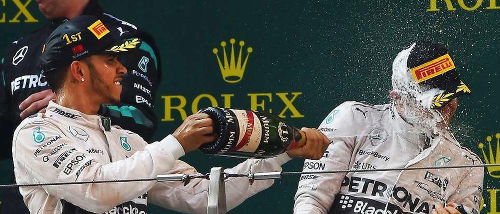 Lewis Hamilton (l.) machte Nico Rosberg auch in China nass.