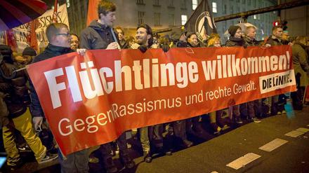 Für die Rechte der Menschen. Mehrere tausend Personen haben zuletzt in Berlin gegen eine Bärgida-Demonstration protestiert. Der niedlich klingende Begriff Bärgida steht für den Berliner Ableger des islamfeindlichen Dresdner Bündnisses Patriotischer Europäer gegen Islamisierung des Abendlandes "Pegida". Auch Berlin müsse Menschen, die vor Tod, Elend und Verzweiflung fliehen, Schutz bieten.