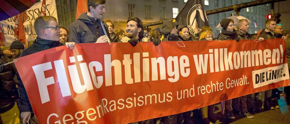 Für die Rechte der Menschen. Mehrere tausend Personen haben zuletzt in Berlin gegen eine Bärgida-Demonstration protestiert. Der niedlich klingende Begriff Bärgida steht für den Berliner Ableger des islamfeindlichen Dresdner Bündnisses Patriotischer Europäer gegen Islamisierung des Abendlandes "Pegida". Auch Berlin müsse Menschen, die vor Tod, Elend und Verzweiflung fliehen, Schutz bieten.