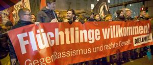 Für die Rechte der Menschen. Mehrere tausend Personen haben zuletzt in Berlin gegen eine Bärgida-Demonstration protestiert. Der niedlich klingende Begriff Bärgida steht für den Berliner Ableger des islamfeindlichen Dresdner Bündnisses Patriotischer Europäer gegen Islamisierung des Abendlandes "Pegida". Auch Berlin müsse Menschen, die vor Tod, Elend und Verzweiflung fliehen, Schutz bieten.