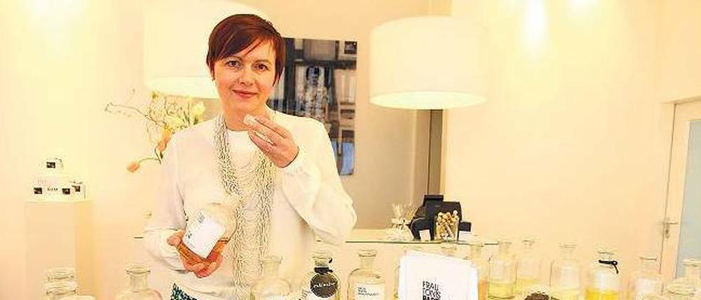 Ganz in Weiß. Stefanie Hanssen empfängt ihre Kundschaft in einem Geschäft nahe dem Checkpoint Charlie.
