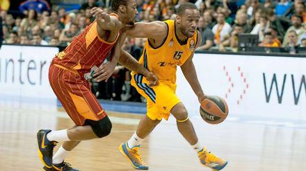 Hier auch mal angespannt. Reggie Redding von Alba (re.) im Spiel gegen Istanbul. 