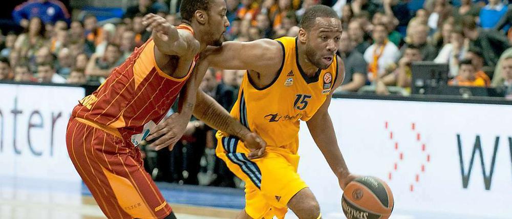 Hier auch mal angespannt. Reggie Redding von Alba (re.) im Spiel gegen Istanbul. 