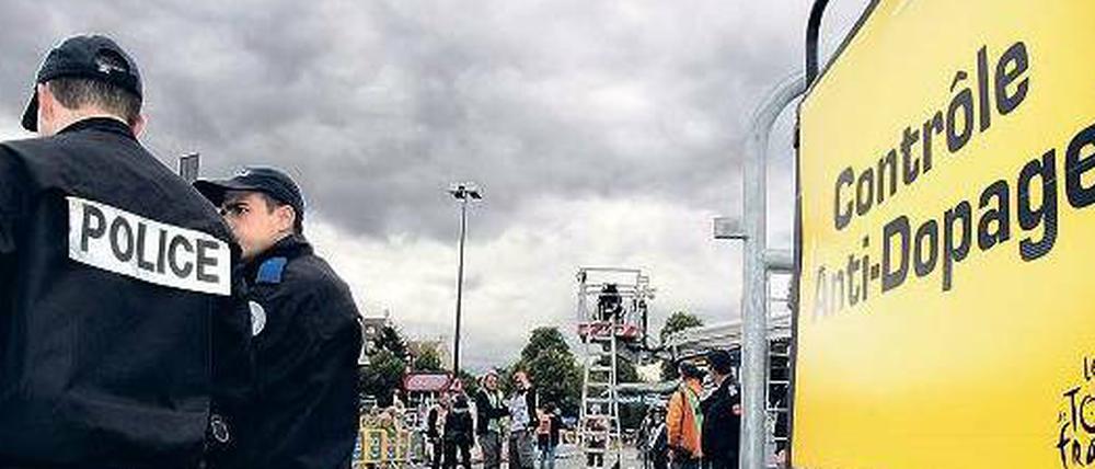 Halt, Polizei! Während in anderen Ländern wie in Frankreich Anti-Doping-Gesetze schon zu Ermittlungserfolgen im Spitzensport geführt haben, hat der Staat in Deutschland vor allem Anabolikadealer in der Bodybuilding-Szene erwischt. 