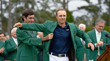 Sitzt. Vorjahresgewinner Bubba Watson zieht seinem Nachfolger Jordan Spieth das Siegersakko über.