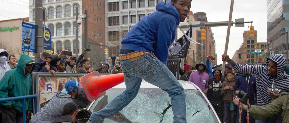 Im Anschluss an eine Demonstration kam es in Baltimore am Samstag zu heftigen Ausschreitungen.
