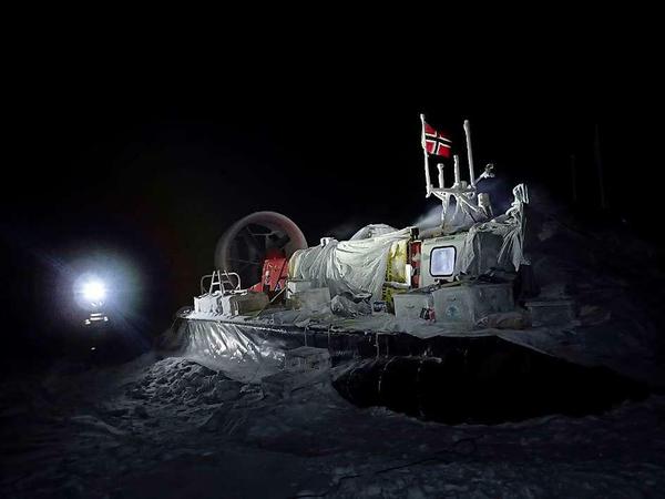 In der Finsternis. Während der Polarnacht sehen die Forscher über Monate kein Licht.