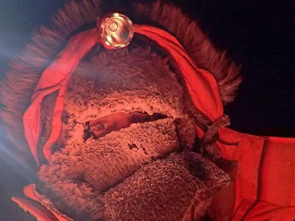 Bittere Kälte. Die Temperaturen sinken auf minus 40 Grad Celsius. Durch den Wind sind es gefühlt 20 Grad weniger. Auch in perfekt isolierter Kleidung halten das die Forscher kaum aus.