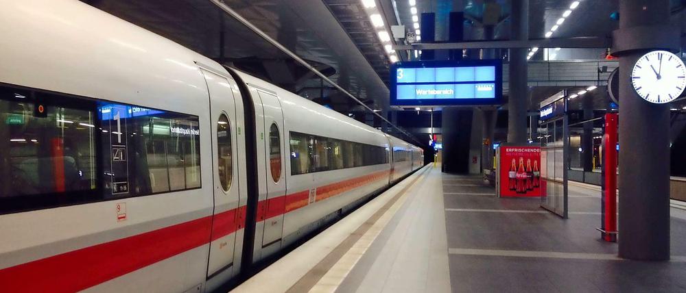 Still ruht der ICE. Auf Gleis 3 konnten Reisende am Mittwochabend schlafen.
