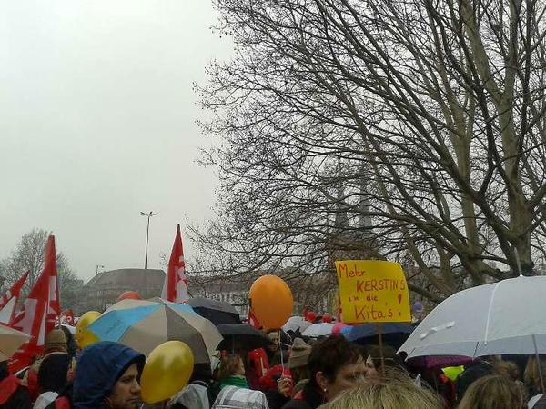 Das Wetter ist schlecht, die Stimmung ungetrübt bei den streikenden Angestellten des öffentlichen Dienstes.
