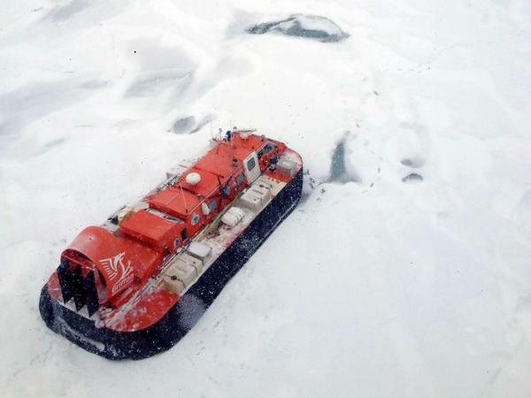 Mitten in der Eiswüste. Es dauert sieben Stunden, bis alle Vorräte für die nächsten Monate ausgeladen sind.