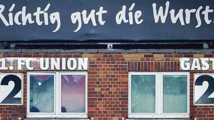 Richtig gut die Wurst. Weniger positiv waren die Reaktionen auf die Entscheidung des Polizeiführers, in der Alten Försterei eine Israel-Flagge abnehmen zu lassen.