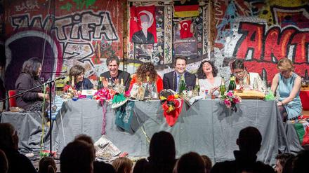 Stilblüten des Unflats. Bei den „Hate Poetry“-Leseshows zitieren Journalisten aus ihren schrecklichsten Leserzuschriften – was dann auch ziemlich lustig werden kann. Die Reihe findet deutschlandweit statt.