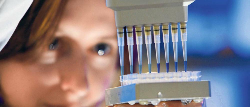 Therapie mit Erbgutschnipseln. Im Labor werden Genbruchstücke hergestellt, die anschließend im Körper des Patienten zu den kranken Zellen gebracht werden – um sie zu kurieren.