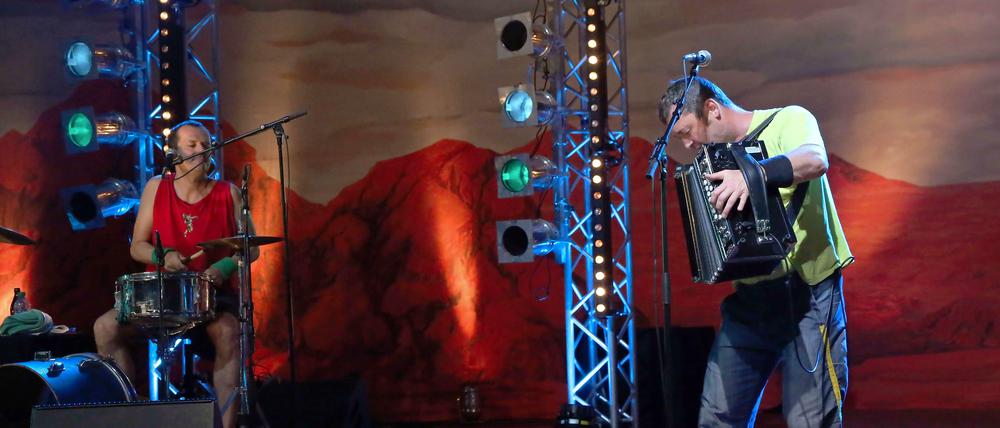 Das Duo von Attwenger auf der Bühne.