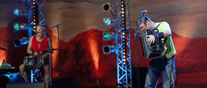 Das Duo von Attwenger auf der Bühne.