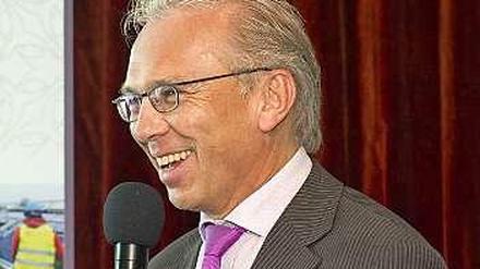 Der Finanzmanager David Heimhofer (56) bei einer Präsentation. Seine Karriere begann Ende der 1980er Jahre bei der Credit Suisse. Heute lebt und arbeitet er in Bahrain.