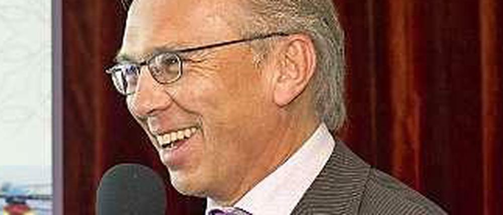 Der Finanzmanager David Heimhofer (56) bei einer Präsentation. Seine Karriere begann Ende der 1980er Jahre bei der Credit Suisse. Heute lebt und arbeitet er in Bahrain.