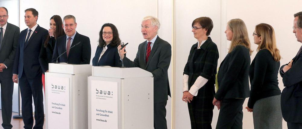 Die Mindestlohn-Kommission hat sich konstituiert. Vorsitzender ist der frühere Hamburger Bürgermeister Henning Voscherau (SPD)