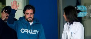 Zuversichtlich: Fernando Alonso verlässt nach seinem Unfall das Krankenhaus im spanischen Sant Cugat.