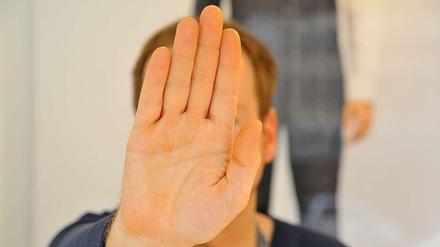 Zu wem gehört diese Hand?