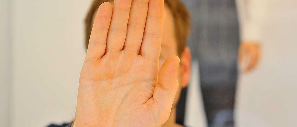 Zu wem gehört diese Hand?