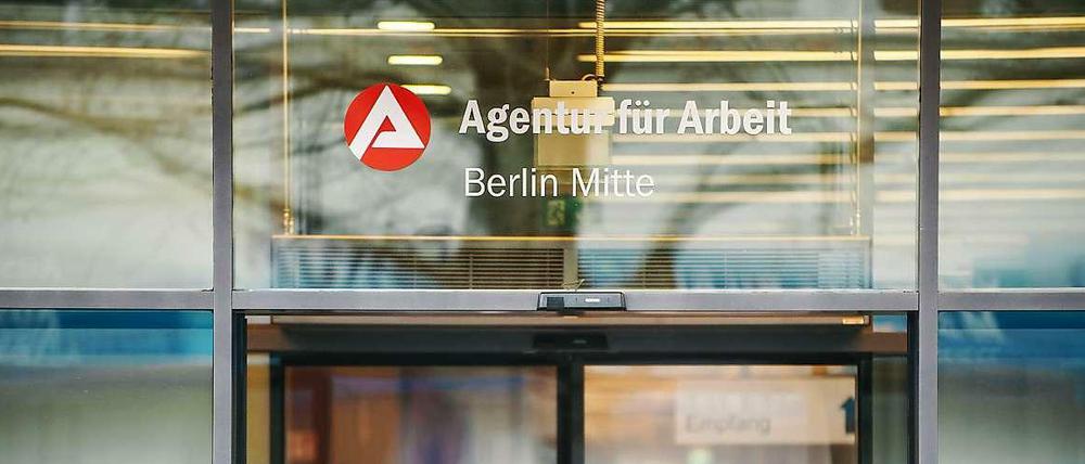 Ein Mann betritt die Agentur für Arbeit in Berlin-Mitte