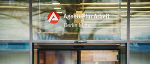 Ein Mann betritt die Agentur für Arbeit in Berlin-Mitte