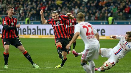 Alex Meier zielt ganz genau und trifft zum 2:1 für Frankfurt.