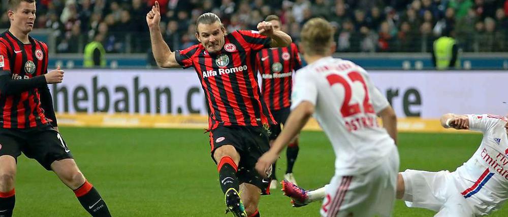 Alex Meier zielt ganz genau und trifft zum 2:1 für Frankfurt.