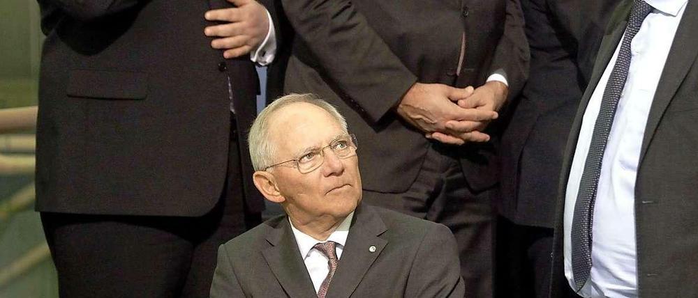 Alle wollen sie mehr Geld von ihm.