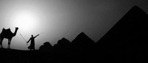 Das Sonnenland. Schon zu Zeiten des Baus der Pyramiden von Gizeh (um 2600 v. Chr) huldigten die Ägypter den Sonnengöttern. Die Strahlung ist etwa zweieinhalb Mal so stark wie in Deutschland. Ein optimales Land für die Fotovoltaik – eigentlich.
