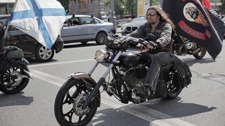 Russischer Rocker auf großer Fahrt - doch an der Grenze zu Polen ist die umstrittene Motorradgruppe abgewiesen worden. 