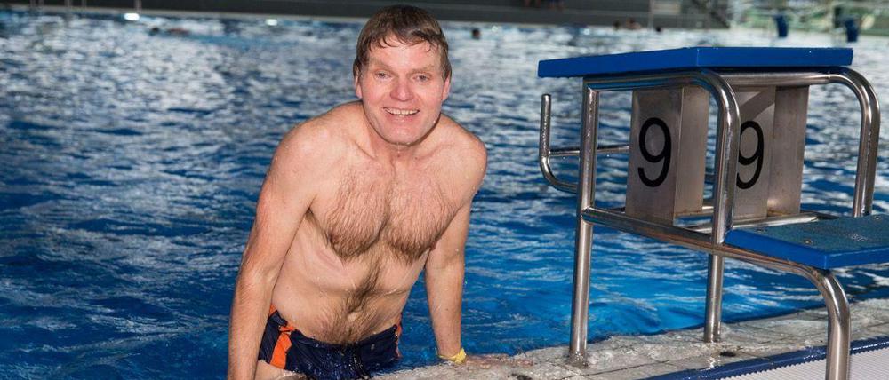 Blick über den Rand. Das Sportbecken im Westfalenbad Hagen bietet nicht nur unserem Reporter Ralf Schönball 25- und 50-Meter-Bahn.
