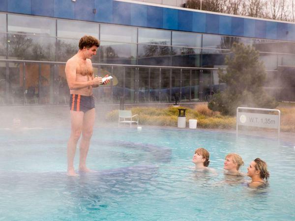 Wellnesstempel. Hanna, Anja und Birte aus Lüdenscheid sind „saunatechnisch unterwegs“, wie sie dem Reporter erzählen. Aber erstmal entspannen im Solebecken.