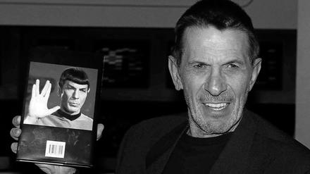 Leonard Nimoy 2003 bei der Vorstellung seiner Autobiographie.